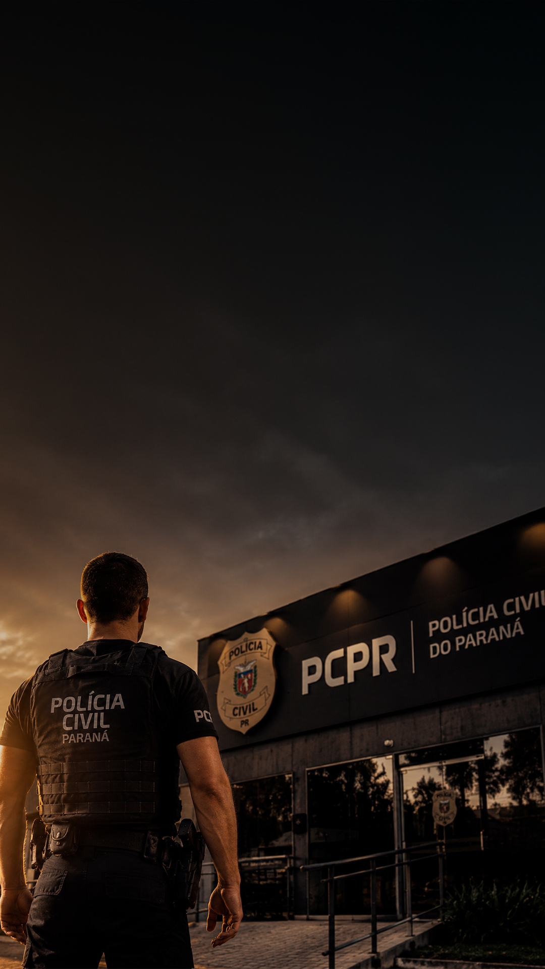 Policial da Polícia Civil do Paraná em frente à sede da PCPR
